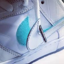 These sneakers released in november 2018 and retailed for $100. Diamond Supply Co X Nike Sb Dunk Low Tiffany 2018 Release Date Sbd