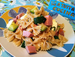 La pasta fredda con zucchine e mozzarella è forse la più preparata tra le insalate di pasta. A Tutta Cucina Pasta Fredda Con Zucchine E Wurstel