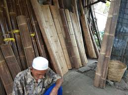 Cara membuat kerai dari bambu. Pengrajin Tirai Bambu Solo Kebanjiran Pesanan Di Musim Penghujan Kumparan Com