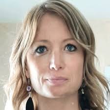 Et je dépose ici la couverture d'À fleur d'elles accompagnée du résumé en  attendant que ce troisième roman ne prenne enfin réellement vie ! Oh, comme  il me tarde d'y être ! |