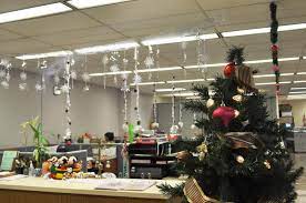 Themes office christmas decorations michelle dockery modern. 40 Office Christmas Decorating Ideas All About Christmas