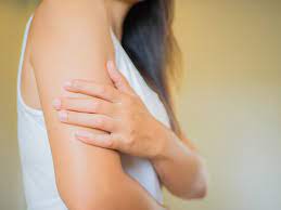 7 Reasons For Itchy Skin With No Rash According To Dermatologists