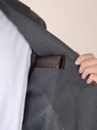 スーツでは財布をどこに入れる？ポケットやパンツに入れる時の注意点 [財布・革小物] All About