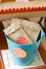Petit sachet kraft personnalisé fuchsia. Decorer Un Petit Sachet Kraft Idees Originales Pour Un Sac Cadeaux Archzine Fr