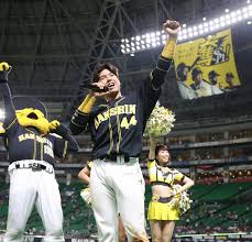 地元福岡で あしたも勝つばい のマイクパフォーマンスを決める梅野 撮影 大森 寛明 スポニチ sponichi annex 野球 梅野 野球選手 野球