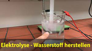 Elektrolyse Einfach Erklart Mit Versuch Lehrerschmidt Youtube