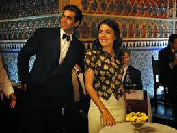 Sira Quiroga Blusa Flores Y Falda Blanca Lapiz Y Ramiro Con Esmoquin El Tiempo Entre C Tiempo Entre Costuras Vestido Blanco Con Flores Vestidos Estilo Vintage