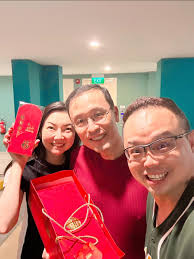 Last CNY Meetup of The Day Awesome to Meet my Financial Coach Mr Loo and  Mrs Loo premiummall.sg with the Grand 红美人 Mandarin Oranges 🍊 Gift & DTD  Customised Ang Pow ❗️