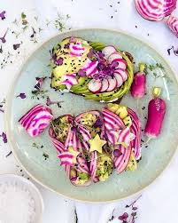 Saftiges Brot Mit Avocado Pinker Roter Beete Veganem Frischkase Sesam Und Rotem Rettich Leckeres Und Gesundes Rezept Glutenfre Processed Food Healthy Food