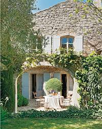 Une Ancienne Ferme Renovee Du Luberon Jolie Maison Jardin Maison Maison De Campagne Francaise