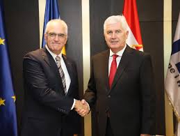 🤝 Predsjednik HDZ-a BiH dr. Dragan Čović i dopredsjednica HDZ-a BiH Darijana Filipović održali su sastanak s veleposlanikom OESS-a u BiH Rickom Holtzappleom. U fokusu razgovora bili su predstojeći Opći izbori u