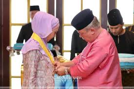 Dalam kenyataan media menerusi pejabat menteri besar, dr zambry mengumumkan dengan titah sultan perak, sultan nazrin muizzuddin shah, negeri perak akan. Sultan Johor Kurnia Dk Ii Kepada Raja Puan Besar Perak Sound Corner