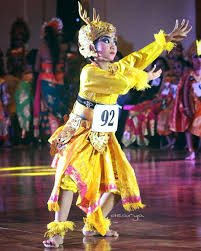 Baik gerak, busana, tata rias, dan iringan ditata sesuai dengan tema dan karakter tari, sehingga kelihatan bagus dan menarik. Tari Kijang Kencana Kostum Tari Penari Kostum