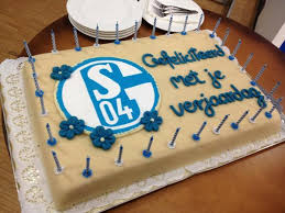 Definition, rechtschreibung, synonyme und grammatik von 'kuchen' auf duden online nachschlagen. Fc Schalke 04 On Twitter Geburtstagskuchen Fur Huub Stevens Bei Der Pressekonferenz S04 Http T Co Vucoeolx