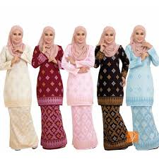 .baju adat wanitanya terdiri dari baju kurung celana songket dan juga mahkota 10 lampung pakaian adat lampung disebut dengan tulang bawang karena terinspirasi dari kerajaan tulang bawang ciri khasnya adalah logam kuningan dan kain tapis yakni kain yang. 30 Ide Baju Kurung Kain Songket Lamaz Morradean