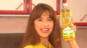 وغادرت الفنانة المصرية ياسمين عبد العزيز القاهرة متوجهة بطائرة إسعاف مجهزة إلى سويسرا، لاستكمال علاجها بإحدى المستشفيات من تداعيات العملية الجراحية التي أجرتها في يوليو الماضي. Ø®Ø¯ØªÙ‡ Ù…Ù† Ù…Ø±Ø§ØªÙ‡ ÙˆØ®Ø§Ù†Ù‡Ø§ ÙˆØ§ØªØ¬ÙˆØ² Ø¹Ù„ÙŠÙ‡Ø§ Ø®Ø¨Ø§ÙŠØ§ Ø¹Ù† Ø²ÙˆØ§Ø¬ ÙŠØ§Ø³Ù…ÙŠÙ† Ø¹Ø¨Ø¯Ø§Ù„Ø¹Ø²ÙŠØ² Ù…Ù† Ø­Ù„Ø§ÙˆØ© ÙÙŠØ¯ÙŠÙˆ