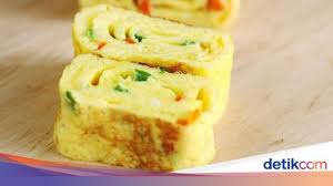 Masukan telur yang telah dikocok tadi ke adonan, aduk hingga rata 4. Trending Chef Juna Jelaskan Beda Tamago Dan Telur Dadar Gulung
