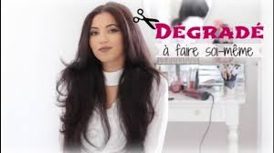 Passé un certain âge, les cheveux longs se portent mieux s'ils sont dégradés. Se Couper Les Cheveux Soi Meme Degrade Effile Youtube