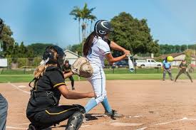 Dalam pertandingan fast pitch, hakim adalah seramai empat umpires (seorang plate umpire, tiga base umpire). Beisbol Y Softbol Similitudes Y Diferencias Mejor Con Salud