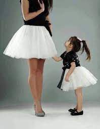 Oggi, l'abito da adulta è disponibile anche in versione baby, con modelli di vestiti, scarpe e accessori si trovano in taglia 42 come in quella per kids. Madre E Figlia Uguali Nello Stile Www Visitami Net Vestiti Abbigliamento Moda Bambino
