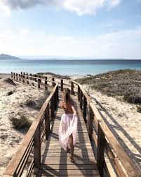 Toujours sur la costa smeralda (côte d'emeraude), la plage de bahia sardinia, avec son sable fin et son eau turquoise Sardaigne Les 3 Plus Belles Plages De L Ile Lilytoutsourire
