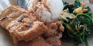 Yang khas dari sambal ini adalah penggunaan dua jenis tempe, tempe yang sudah menjelang busuk atau terlalu matang dan tempe yang masih bagus. 5 Tempat Makan Sambal Tumpang Koyor Enak Di Salatiga Halaman All Kompas Com