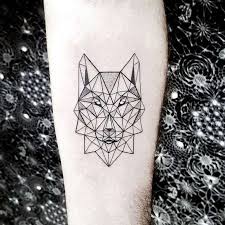 Idée tatouage, modèle d'art corporel en encre avec tête de loup et fleurs sur le bras. Tatouage Loup Et Tete De Loup Modeles Et Signification En Images