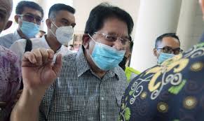 Wanita itu dikatakan meminta derma daripada seorang kontraktor melalui sms. Ku Nan Didapati Bersalah