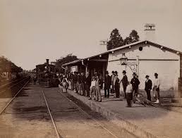 Antiguas - La fotografía muestra la antigua Estación de Ferrocarril de Lomas, en el año 1881. Esta se ubicada en las afueras de Buenos Aires y pertenecía a la línea Ferrocarril del