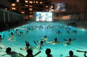 Paris Le Cine A La Piscine Ca Cartonne Le Parisien