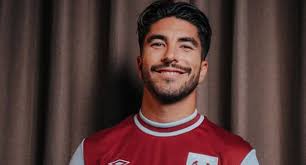 Carlos Soler: “Mis decisiones me han hecho ser más maduro, ahora veo el  fútbol desde la pizarra y puedo jugar en muchas partes del campo”