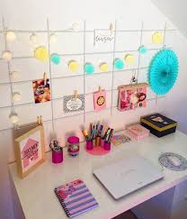 Zimmer dekoration diy kunst fürs schlafzimmer diy geschenke basteln ideen für geschenke diy zimmerdeko diy geschenke geburtstag freundin tumblr zimmer gestalten coole basteleien selbstgemachte wandkunst. Drei Sommerliche Diy Und Deko Ideen Mit Pompons Selber Machen Happy Dings Selbstliebe Gluck Pompons Selber Machen Dekoration Fur Das Zimmer Deko Ideen