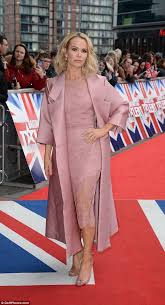 Amanda holden looks incredible in a striped dress after her heart fm breakfast show. Pin On Amanda Holden