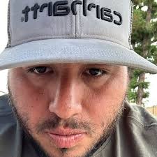 It's 80 degrees and they gave us a scarf.. 🤔 what yall think? Dodgers get  a W or L? Dodgers