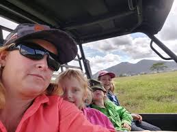 STATION HANDS, ADELAIDE RIVER NT Keen to crank up the pace in the Top End?  Station work, bull catching & barra fishing aplenty! • Head to the  Territory & sink your teeth