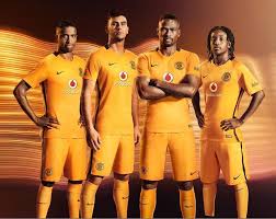 El kaizer chiefs es un club de fútbol sudafricano con sede en johannesburgo que juega en la premier soccer league, y mantiene una fuerte rivalidad local con el orlando pirates. Kaizer Chiefs Home Football Kit 2016 17 Revealed The Kitman