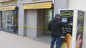 Prinquiau Un Distributeur De Baguettes Devant La Boulangerie Nantes Maville Com