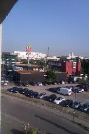 A comfortable double room with a pillow menu and blackout shades. Aussicht Vom Hotel Zum Mc Donalds Parken Vor Dem Smart Center Ist Privatgrund Bild Von Holiday Inn Express Dusseldorf City North Tripadvisor