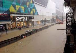 Pengerusi pertubuhan ikatan komuniti selamat tan sri lee lam thye berkata, masalah banjir kilat menjejaskan kawasan kediaman dan komersil dan ia berterusan pada musim hujan. Johore Floods Weehingthong