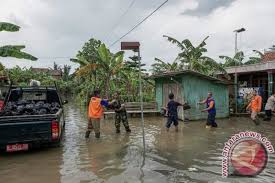 ( c118d89 ) u/info klik: Polisi Buka Tutup Jalan Kroya Yogyakarta Karena Banjir Antara News