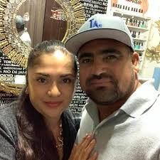 El empeño del niño por hacer famosa a su hermana!