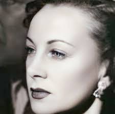 Lillian Davies's Instagram, Twitter & Facebook