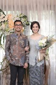 Baju hem pria adalah salah satu jenis pakaian yang sering diandalkan untuk menjadikan gaya pria lebih trendy dan keren. 40 Baju Lamaran Ideas Kebaya Kebaya Lace Model Kebaya