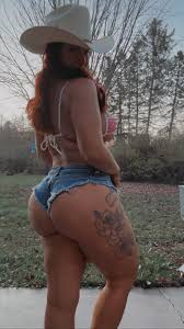 Cake Queen - Free pics, galleries & more at Babepedia