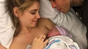 Ecco le novità sulla gravidanza e il dolce gesto di fedez. Chiara Ferragni 2 Anni Dopo Il Parto Tutto Liscio Poi Un Infezione Fede Sempre Al Mio Fianco