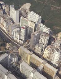 黃竹坑站（英語：wong chuk hang station）是一個位於香港香港島南區黃竹坑涌尾和深灣，屬於港鐵南港島綫的鐵路車站，2016年12月28日啟用。 黃竹坑站是一座架空車站，建於香葉道一段已覆蓋的黃竹坑明渠之上。 é¦™æ¸¯è¨˜æ†¶ Hong Kong Memory