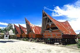 Provinsi yang berdekatan dengan malaysia ini memiliki medan sebagai ibukota sekaligus pusat pemerintahan. Ruma Bolon Menengok Rumah Adat Batak Sarat Simbol Traverse Id