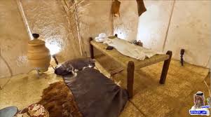 كان يجلس على الأرض يخصف نعله ويخيط ثوبه ويحلب شاته ويبيت الليالي طاويا لا يجد عشاء مات أبوه ثم ماتت أمه ثم مات جده ثم مات عمه Decor Home Decor Kotatsu