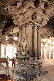 Wonderful art on pillars of Jambukeswarar Temple (famous Shiva temple),  Thiruvanaikaval in Tiruchirapalli, Tamil Nadu, BHARAT (India). 🚩 Built by  Kocengannan, one of the Early Cholas, around 1,800 years ago 👏