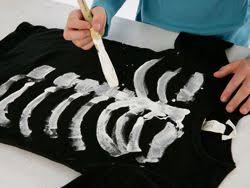Bricolage Halloween Fabriquer Un Deguisement De Squelette Deguisement Halloween Fait Maison Halloween Maison Costume Halloween